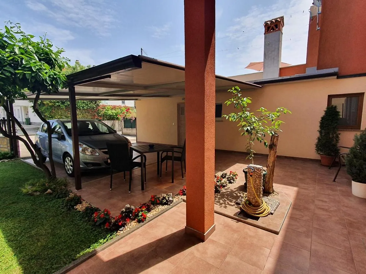 Apartment Elena, 100 M From The Beach Novigrad